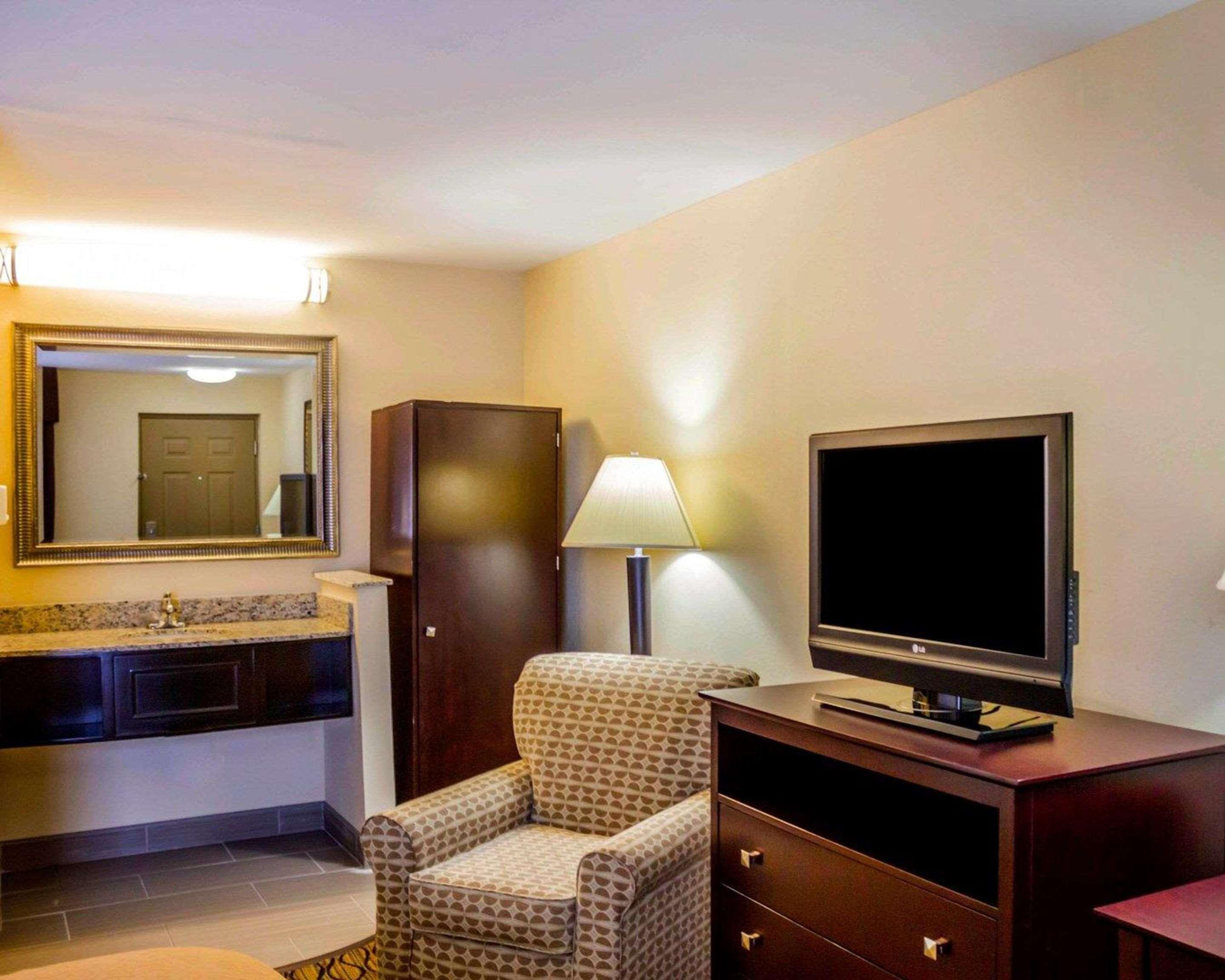 Quality Inn Уотербери Экстерьер фото