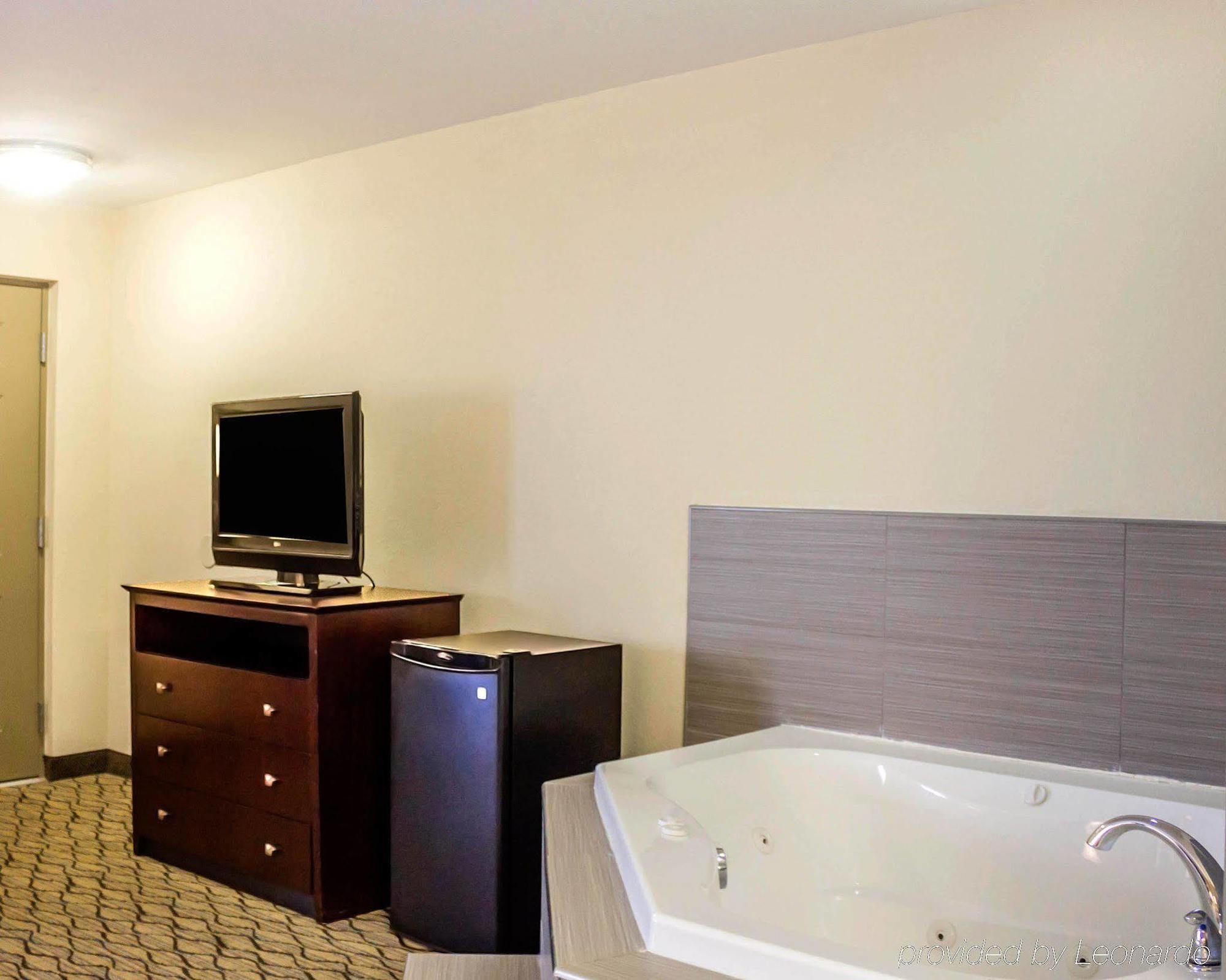 Quality Inn Уотербери Экстерьер фото